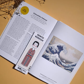 marque page kokeshi kujiyama posé sur livre