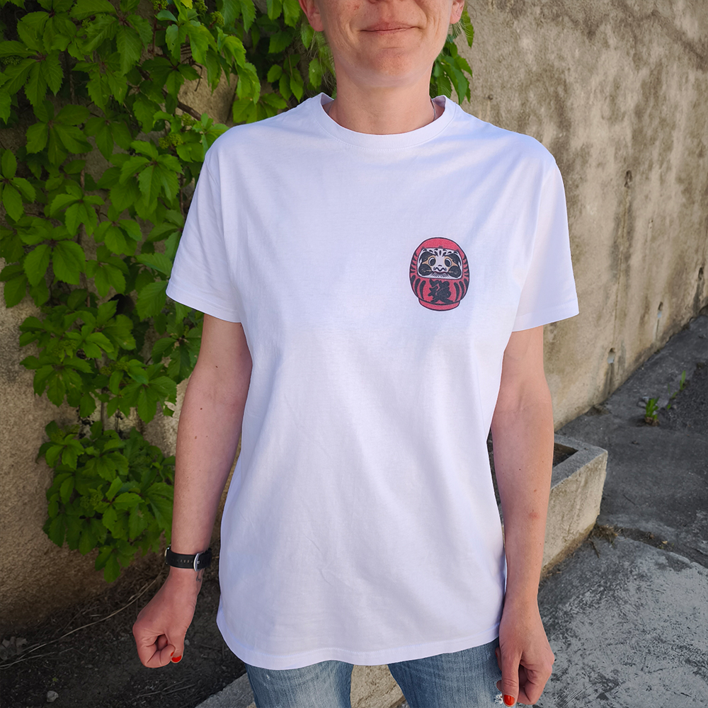 tshirt vue de face avec petit daruma cote coeur