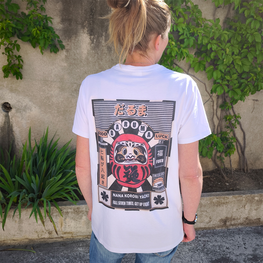 tshirt vue de dos avec grand motif daruma