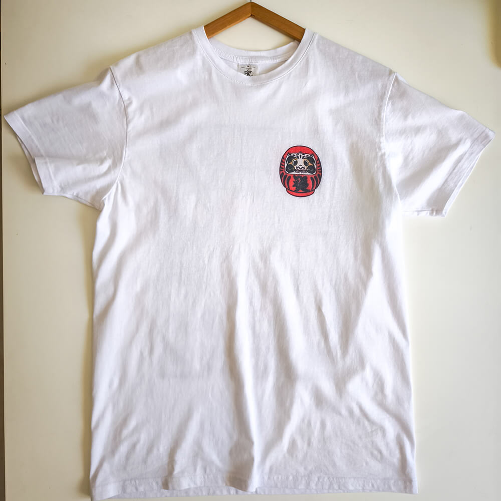 tshirt daruma de face petit motif daruma coté coeur