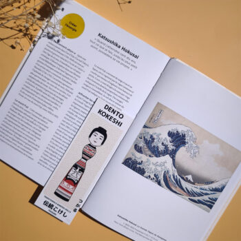 marque page kokeshi tsugaru posé sur livre