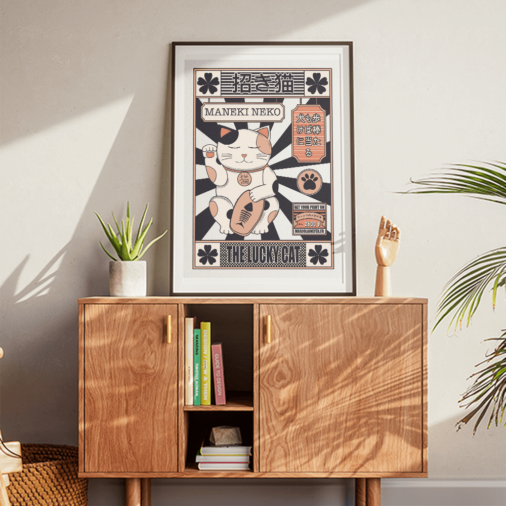 affiche maneki neko en édition limitée dans un cadre sur une commode