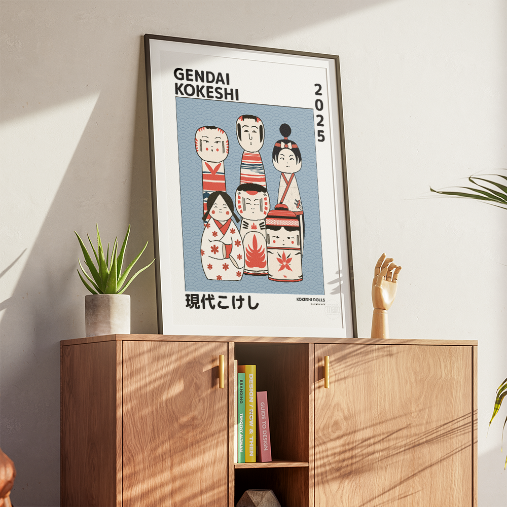 Décoration d'intérieur zen avec l'affiche Kokeshi traditionnelle encadrée dans un salon au style scandinave et minimaliste. vue 3/4